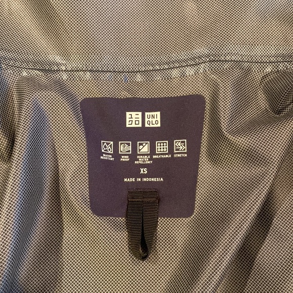 Uniqlo rain jacket!  Women’s size XS. Navy blue.  Perfect condition - Picture 3 of 3